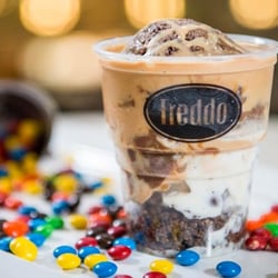 Freddo - Sundae na Freddo - dois sabores de sorvete e três acompanhamentos