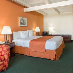 Days Inn by Wyndham St. Louis North - ADA 1 King Bed Room