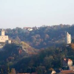 Gaststätte Himmelreich - Ein Blick von der Terrasse des "Himmelreich" über das Saaletal auf die Rudelsburg und Burg Saaleck. Im Hintergrund das