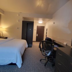 Totem Hotel and Suites - Sleek, comfy and clean