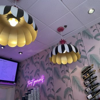 Tinto Y Crema - Interior - Ice Cream & Frozen Yogurt Near Me - Charleston, South Carolina Tinto Y Crema - Interior - Ice Cream & Frozen Yogurt Near Me - Charleston, South Carolina