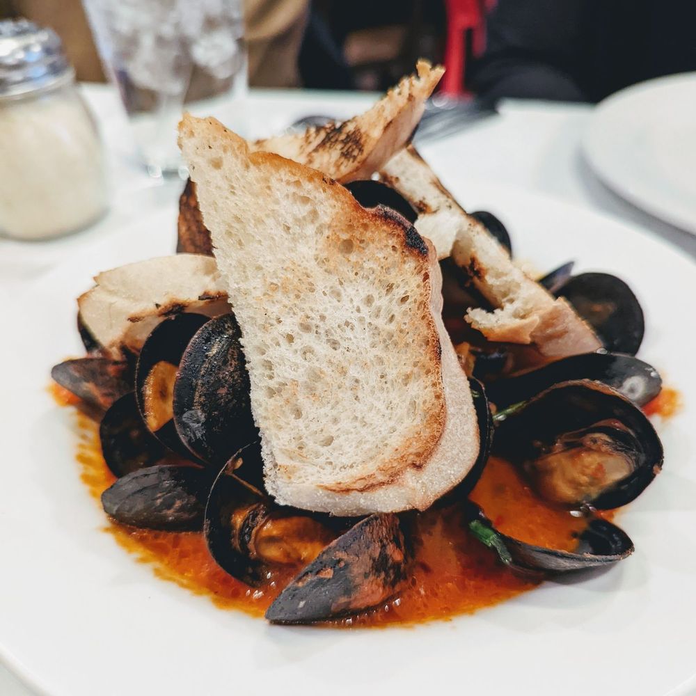 What do all these St. Louis restaurants have in common?, image size:1000x1000