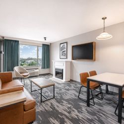 Sandman Signature Surrey-Guildford Suites - Guestroom - Living room