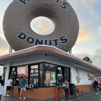 Randy's Donuts - Donuts Near Me - Inglewood, California