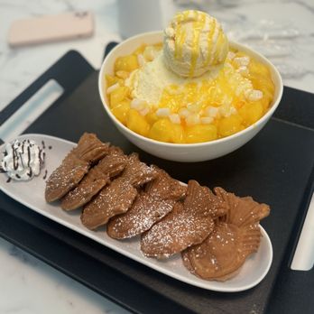 Arte - Mango shaved ice & half custard half red bean filled fishes - Cafes Near Me - Suwanee, Georgia