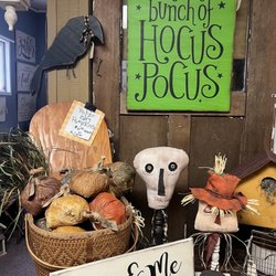 A Simpler Time - So fun! Signs and folk art seasonal decor