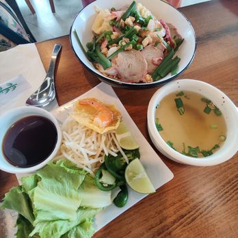 HOT Com Tam - Dry wonton noodles with char siu and shrimp - Vietnamese Near Me - Westminster, California