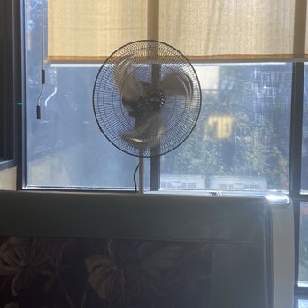 Akatsuki Sushi Bar - Fan indoors, no A/C - Sushi Bars Near Me - Silverton, Oregon