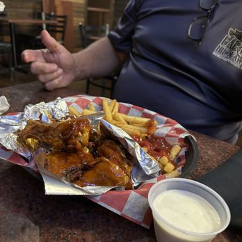 Frankie’s Place - Chicken wings - Bars Near Me - Lake City, Florida
