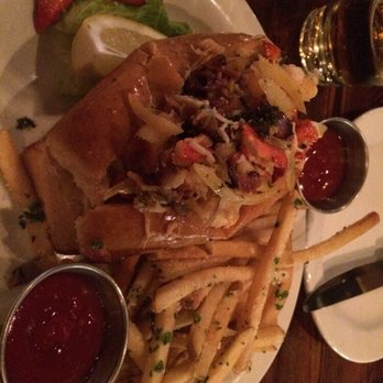 Marthas Vineyard Chowder Company - Lobster roll was bland. - Seafood Near Me - Oak Bluffs, Massachusetts