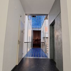 Das Haus ist eine interessante Kombination aus modernem Gebäude hinter historischer Fassade mit verwinkeltem Altbau