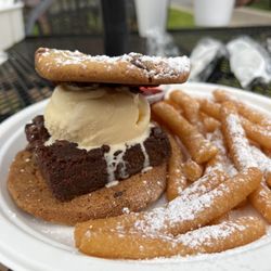 Lucky's Burger & Brew- Roswell - Dessert burger Lucky Dog Dessert Burger
