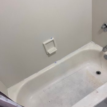 La Quinta Inn by Wyndham Phoenix Thomas Road - Diseased filled bathtub. - Hotels Near Me - Phoenix, Arizona