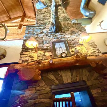 Moosejaw Pizza & Dells Brewing - Fireplace - Pizza Near Me - Wisconsin Dells, Wisconsin