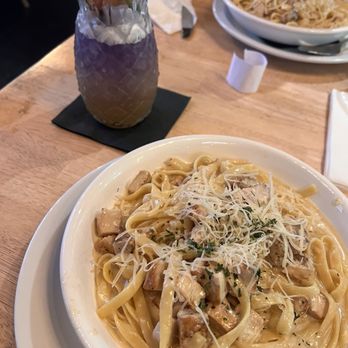 The 18hundred - Chicken fettuccine Alfredo - New American Near Me - Bakersfield, California The 18hundred - Chicken fettuccine Alfredo - New American Near Me - Bakersfield, California