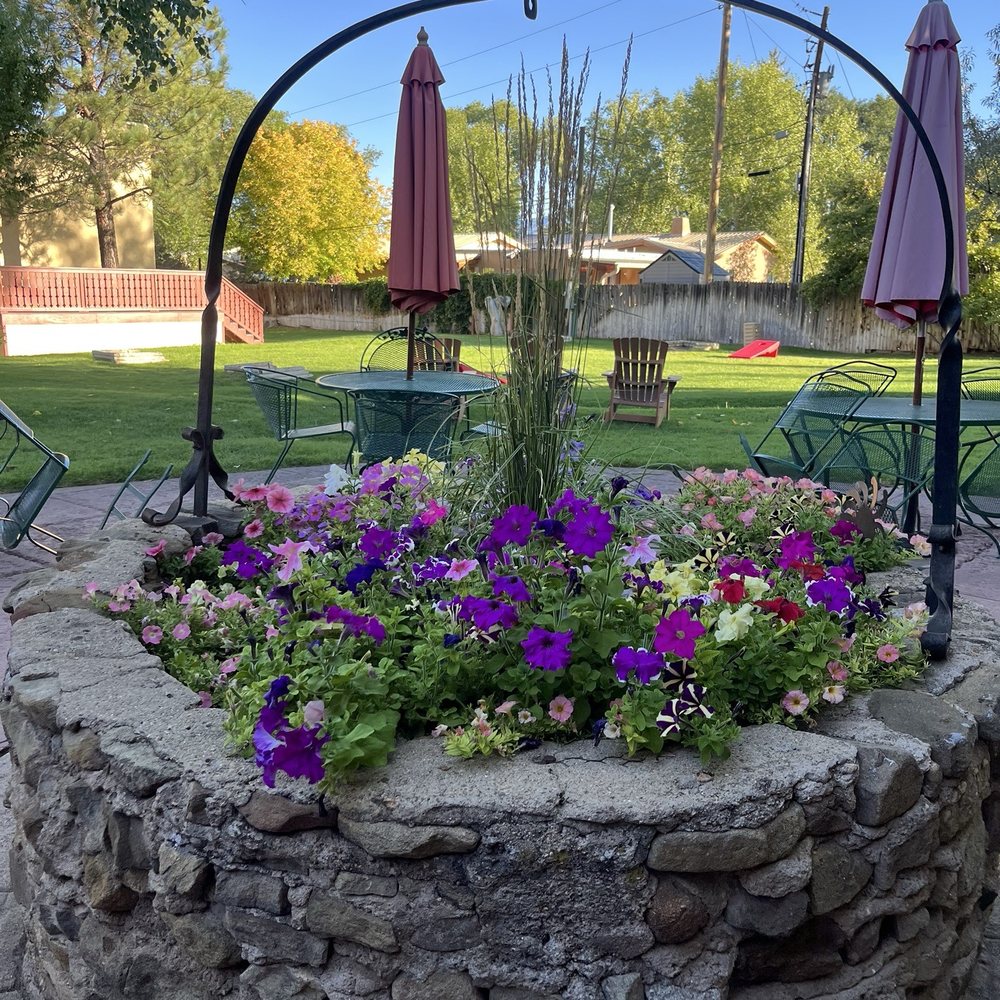 El Pueblo Lodge - Pretty flowers all around - Hotels Near Me - Taos, New Mexico