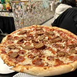 Screamin' Mimi's - Meatlovers Pizza (with Meatballs) Delicious!!!