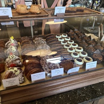 Del Sur Bakery & Cafe - Display - Filipino Near Me - Chicago, Illinois