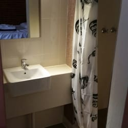 Hotel Illawong - Bathroom was great, nicely tiled and clean :)!!