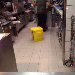 McDonald's - Manipulando los residuos sin lavarse las manos al atender y preparar los pedidos. Inaceptable.