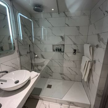 The Davenport Hotel - Super clean marble bathroom - Hotels Near Me - Dublin, D