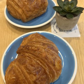Bluestone Lane Walnut Street Café - Plain Croissant and Chocolate Croissant - Breakfast & Brunch Near Me - Philadelphia, Pennsylvania
