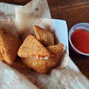 Primanti Bros. Restaurant and Bar - Fried mozz - Sports Bars Near Me - York, Pennsylvania Primanti Bros. Restaurant and Bar - Fried mozz - Sports Bars Near Me - York, Pennsylvania