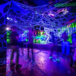 Sedel - Eine noch etwas leere Tanzfläche im Club zu Beginn einer Goa-Party