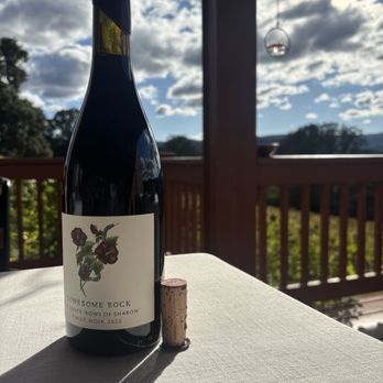 Lonesome Rock Cellars - Pinot noir - Wine Tasting Room Near Me - Carlton, Oregon