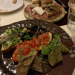 Taverna del Gusto - Mixed bruschetta and salami plate