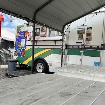 Pupuseria Los Farolitos - Ordering window - Food Trucks Near Me - Manor, Texas Pupuseria Los Farolitos - Ordering window - Food Trucks Near Me - Manor, Texas