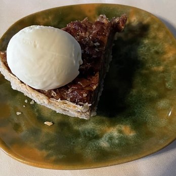Le Clan - Pecan pie with cream cheese ice cream - French Near Me - Quebec City, Quebec Le Clan - Pecan pie with cream cheese ice cream - French Near Me - Quebec City, Quebec