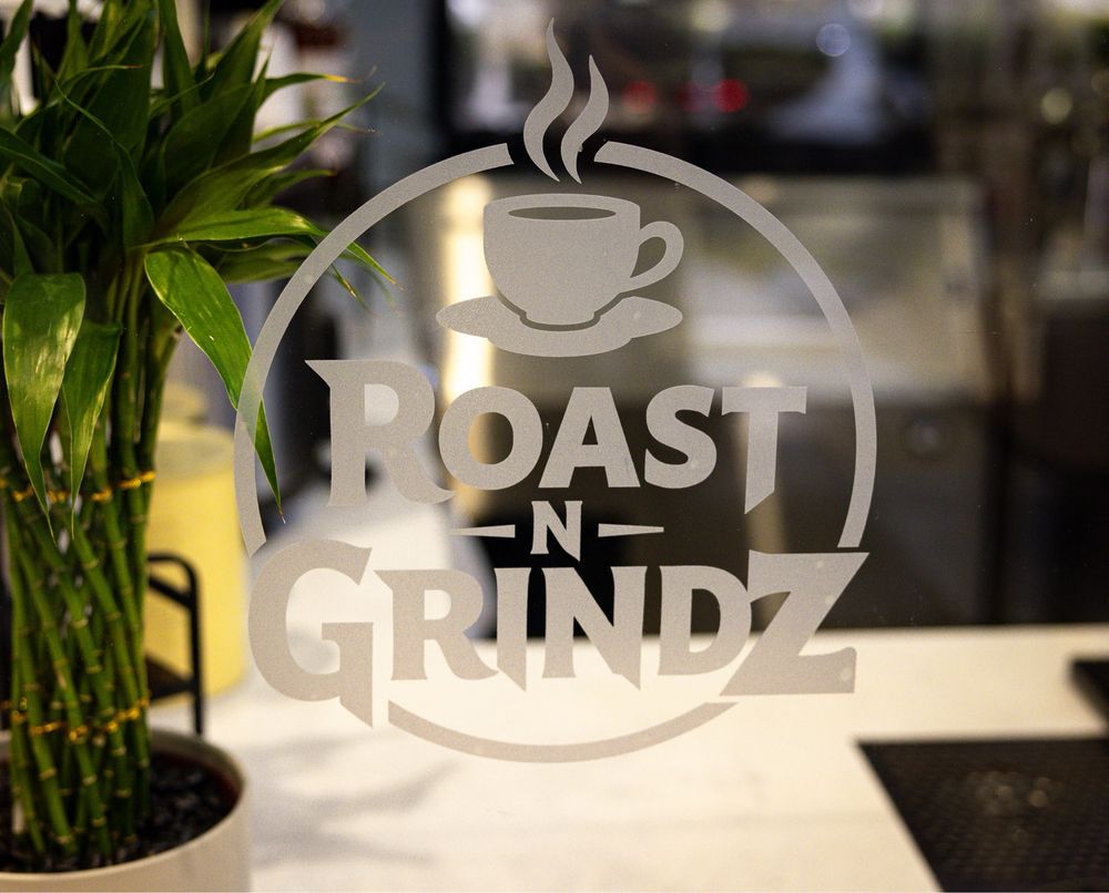 Roast N Grindz Logo