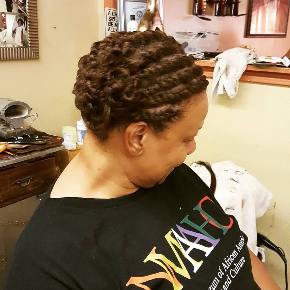 Unique Hair Styles Logo