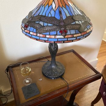 Mount Shasta Ranch - Stain glass Victorian style lamp with USB outlets. - Bed & Breakfast Near Me - Mount Shasta, California