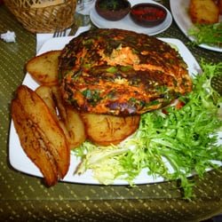 Natur-in - Tortilla de zanahoria/acelga con papas doradas y ensalada surtida.