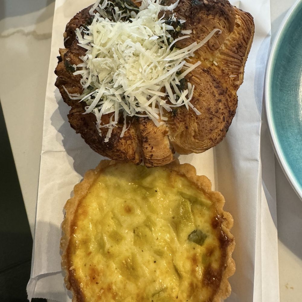Sun-dried tomato and basil monkey bread, leek quiche Sun-dried tomato and basil monkey bread, leek quiche