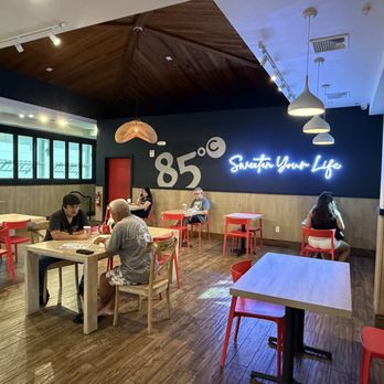85°C Bakery Cafe-Ala Moana - Bakeries Near Me - Honolulu, Hawaii
