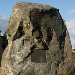 Nationalpark-Besucherzentrum TorfHaus - Großer Naturstein aus nahem Steinbruch