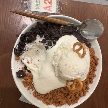 Yuan Yang - Milk ice cookies and cream, spoon for scale - Desserts Near Me - Brooklyn, New York Yuan Yang - Milk ice cookies and cream, spoon for scale - Desserts Near Me - Brooklyn, New York