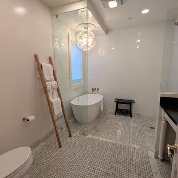 Camellia Inn - Lucy Suite Bathroom - Bed & Breakfast Near Me - Healdsburg, California Camellia Inn - Lucy Suite Bathroom - Bed & Breakfast Near Me - Healdsburg, California