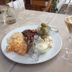 Lyng Dal Hotel og Restaurant - Start eksempelvis med hjemmelavede snacks og et glas champagne nv. J. Charpentier, brut tradition 95,- kr. Pr couvert