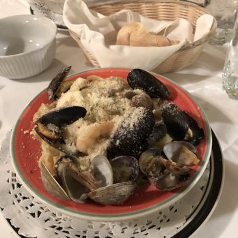 L'Artista - Fettuccine fruiti de mare - Italian Near Me - Burnaby, British Columbia L'Artista - Fettuccine fruiti de mare - Italian Near Me - Burnaby, British Columbia