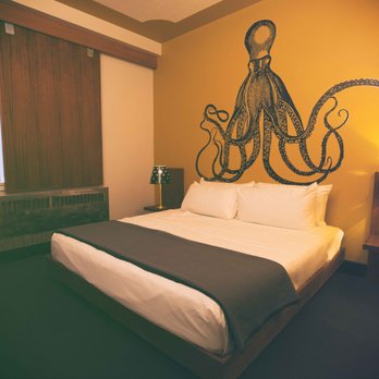 Crash Hotel - Hotels Near Me - Edmonton, Alberta