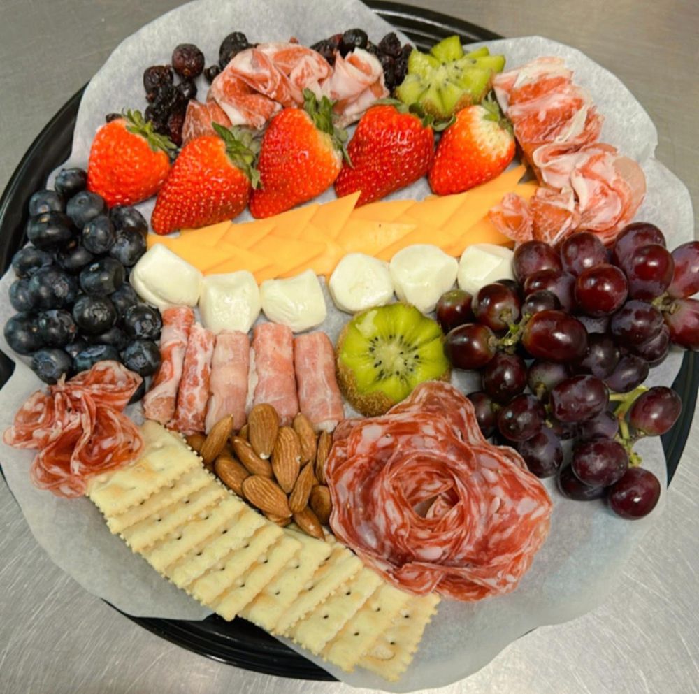 La Famiglia Market & Deli - Photo 3