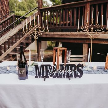 Shasta View Lodge - Bride & Groom Table - Hotels Near Me - McCloud, California