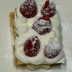 5 Jotas - Toffee and raspberry milhojas