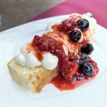 Trespés - Bica con crema de queso y frutos rojos - Galician Near Me - Monforte de Lemos, LU