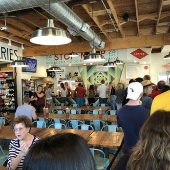 la Barbecue - Look how long the line is, compared to how many people are sitting! Terrible efficiency! - Barbeque Near Me - Austin, Texas