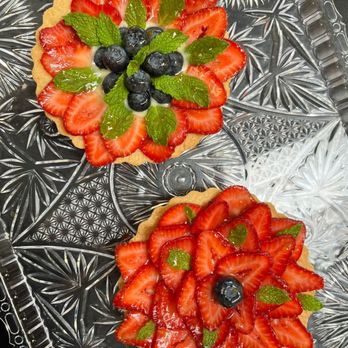 R&B Kosher Bakery - strawberries and blueberries - Bakeries Near Me - Phoenix, Arizona